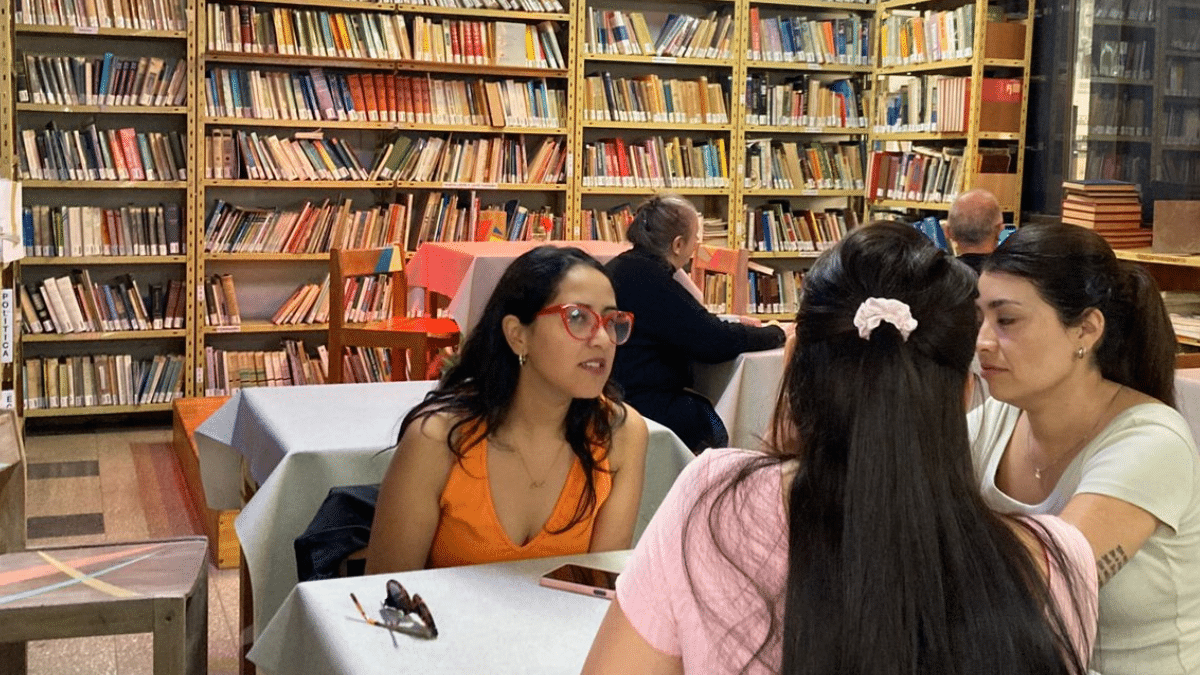 Biblioteca suma café y actividades en Luis Guillón