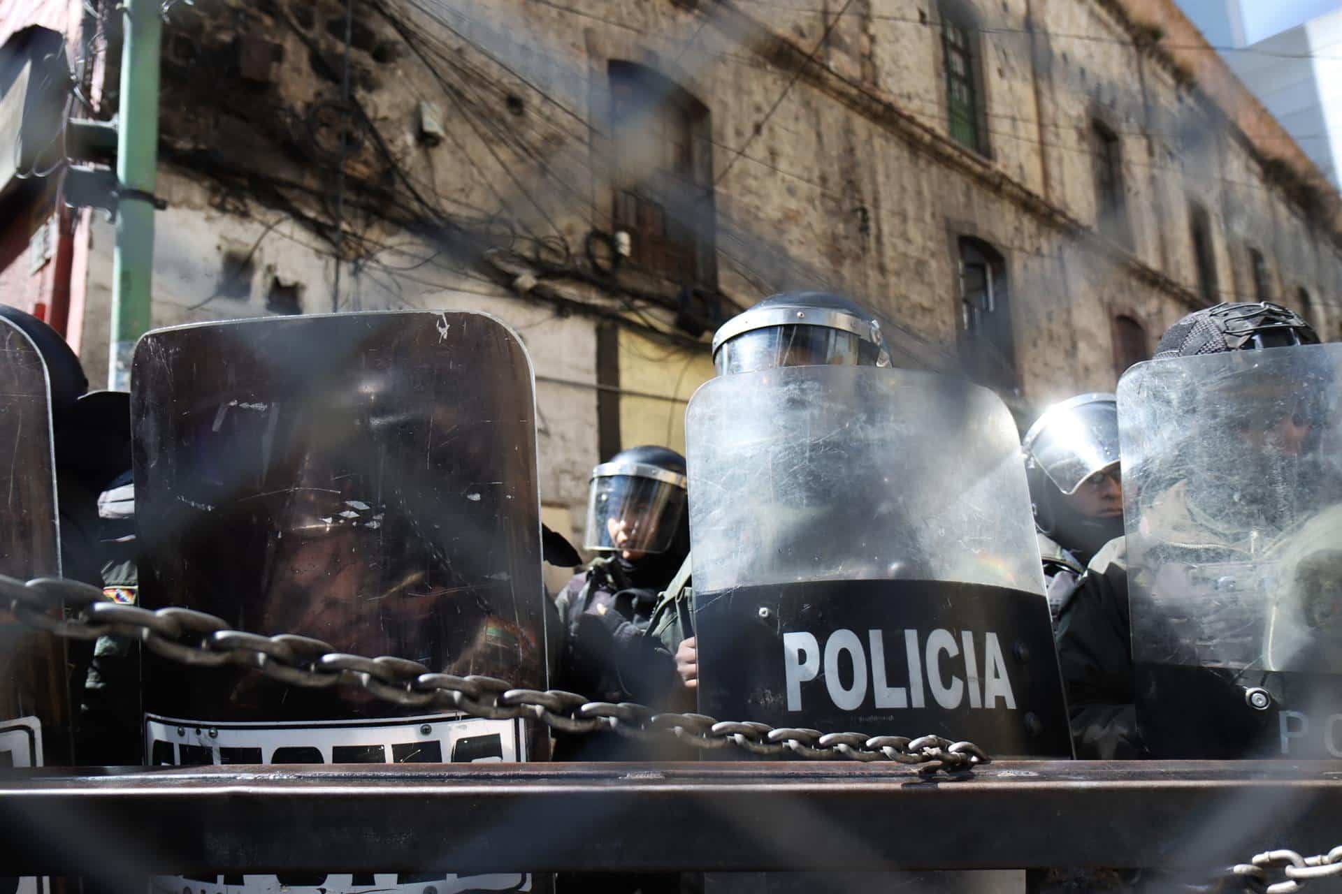 Bolivia: Policía denuncia uso de explosivos en protestas