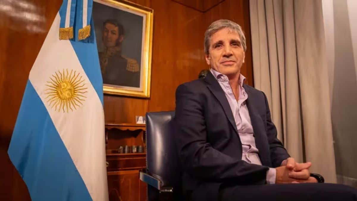 Caputo corrige a Milei: Retenciones no dependen de recaudación