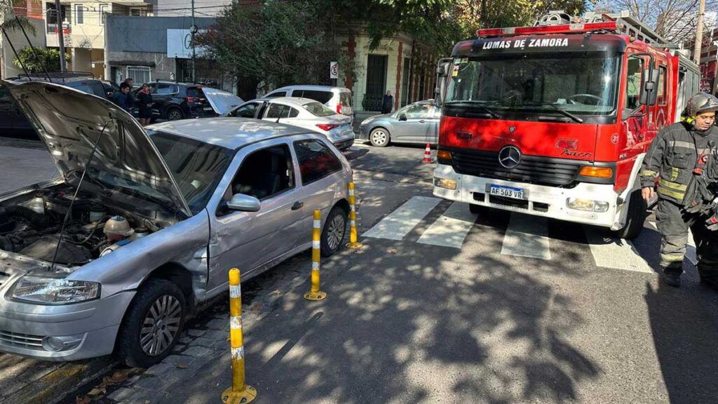 Choque de autos en el centro de Lomas de Zamora