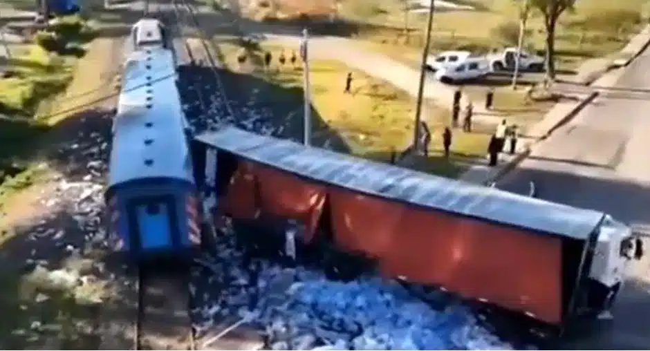 Choque de tren San Martín y camión: incidentes