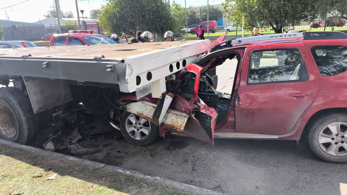 Choque en Villa Fiorito: camioneta bajo un camión