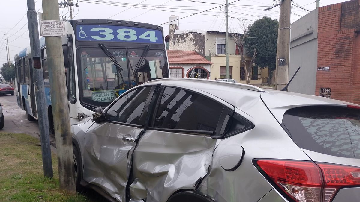 Choque entre auto y colectivo en Almirante Brown: un herido