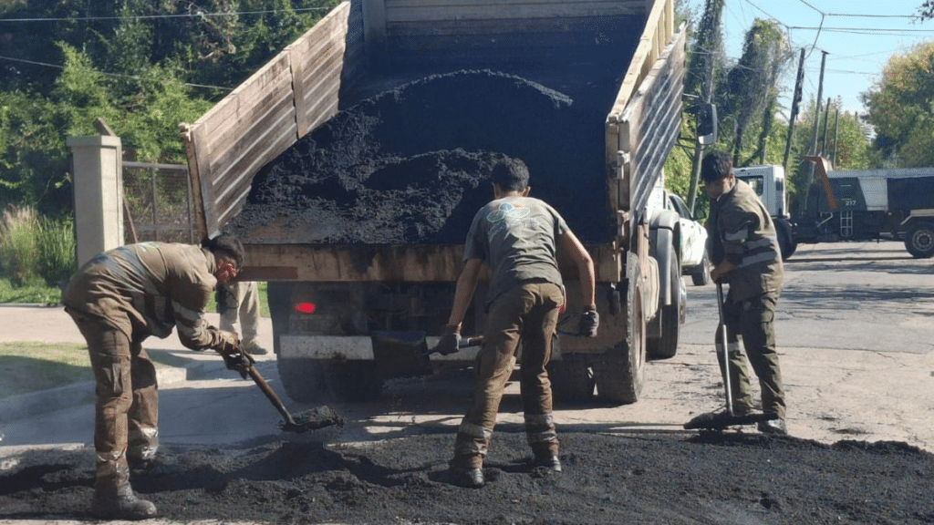 Continúan trabajos de bacheo en Monte Grande