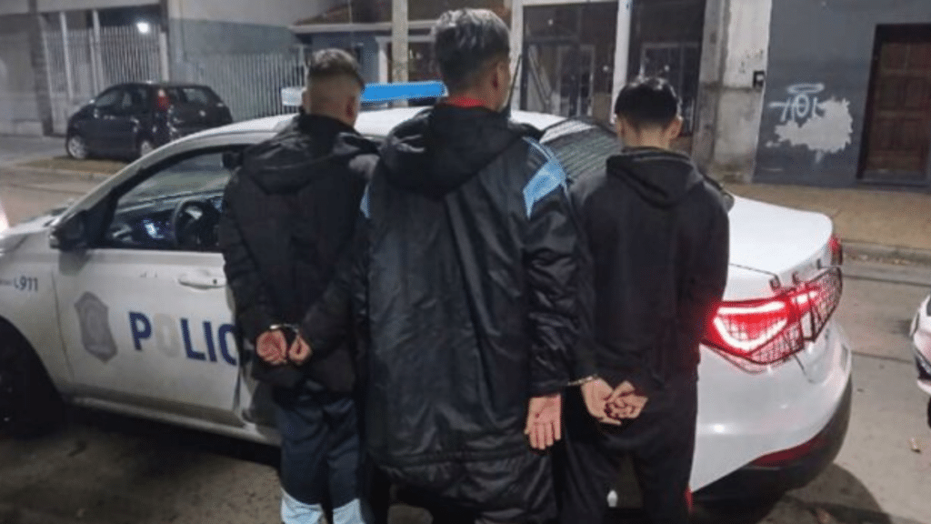 Desarticulan banda roba autos en Lanús: menores