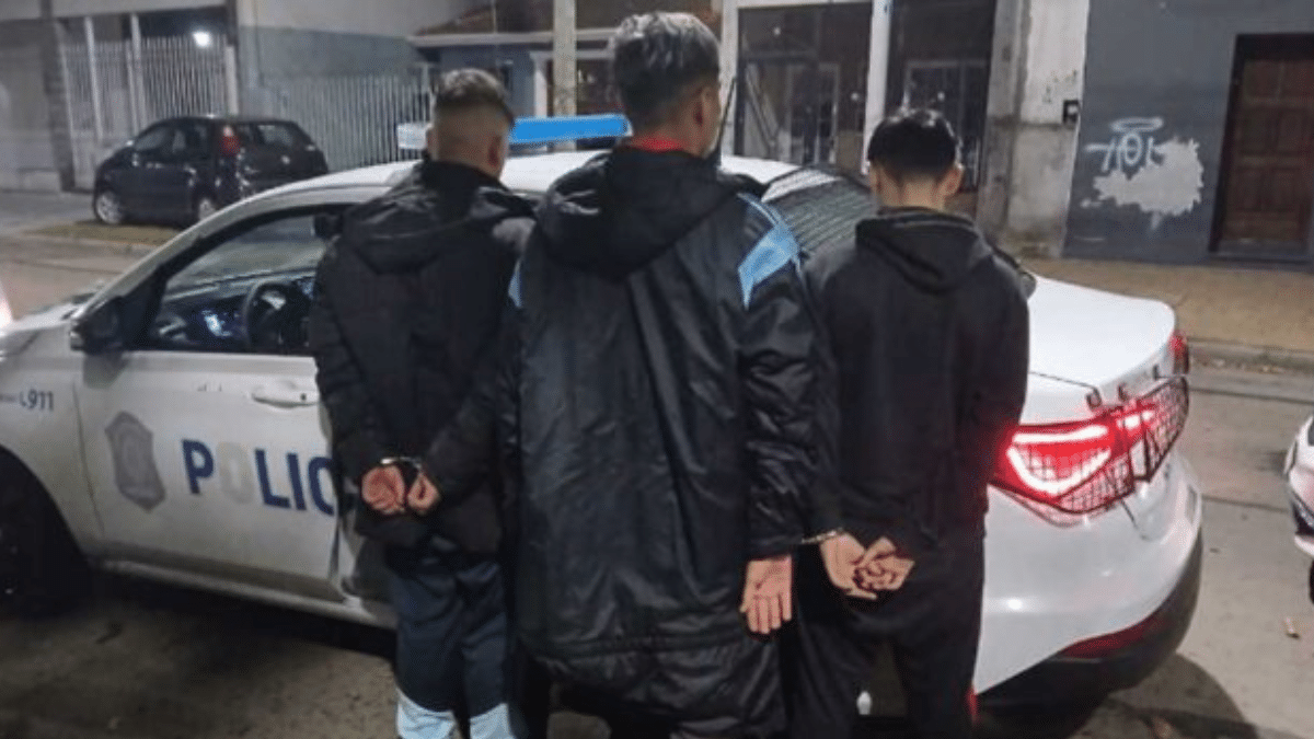 Desarticulan banda roba autos en Lanús: menores