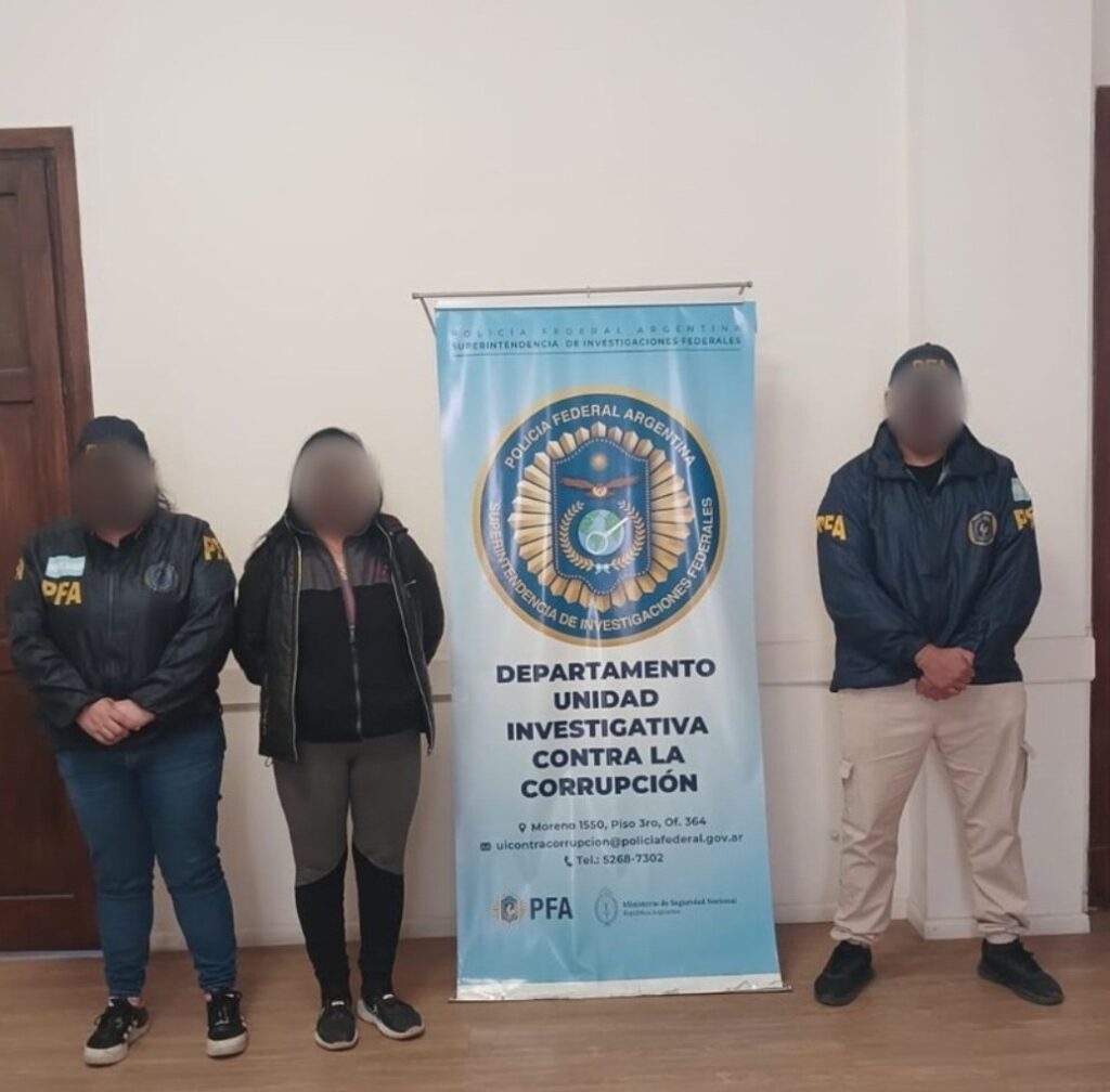 Detienen a mujer acusada de hacerse pasar por funcionaria judicial