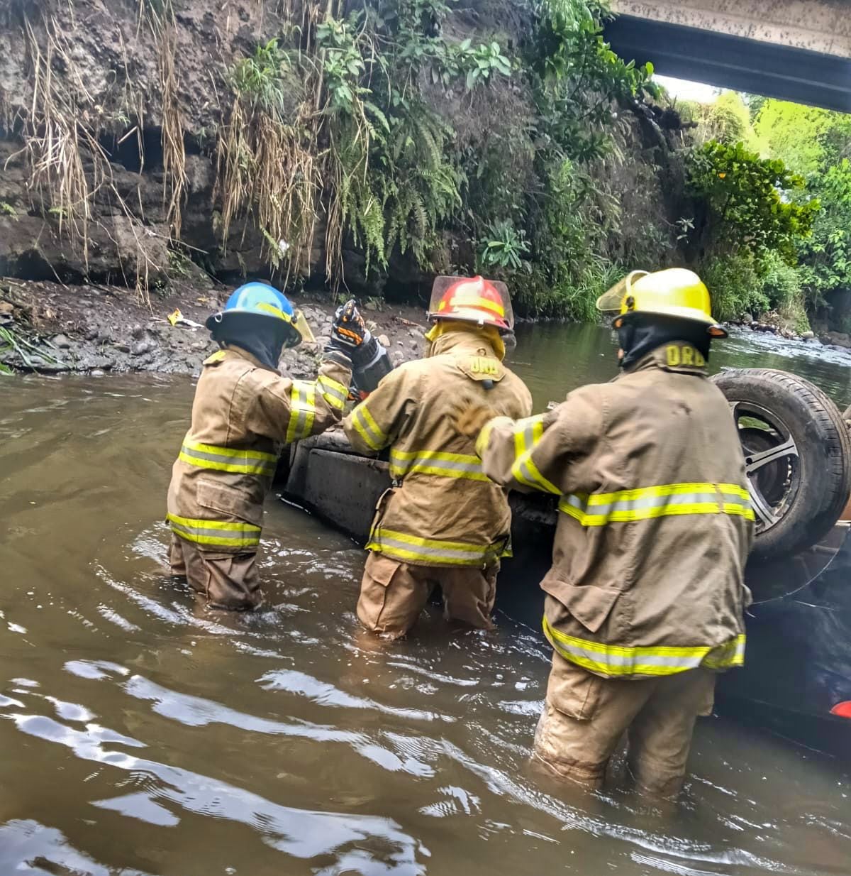 El Salvador: rescatan cuerpos en ríos tras accidentes