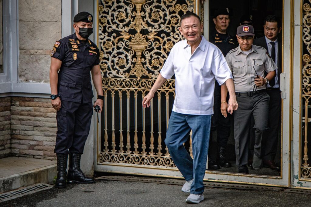 Ex primer ministro de Tailandia sale en libertad condicional