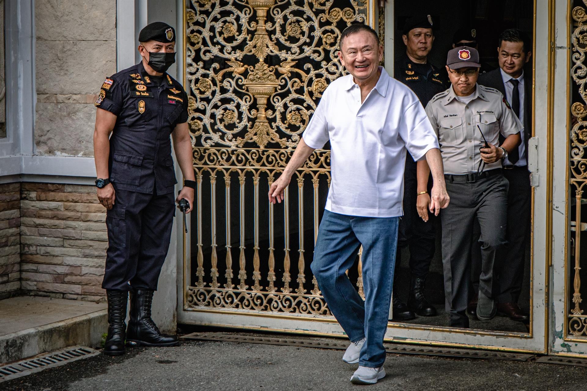 Ex primer ministro de Tailandia sale en libertad condicional