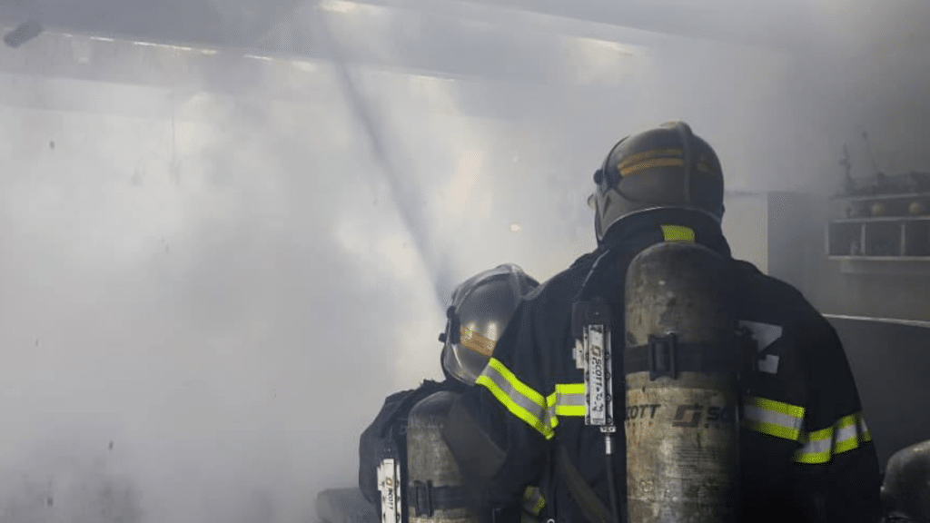 Incendio en Lomas: Tres dotaciones de bomberos trabajaron