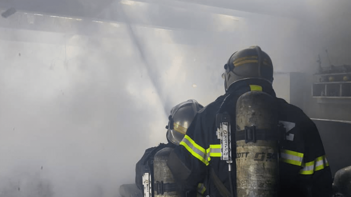 Incendio en Lomas: Tres dotaciones de bomberos trabajaron