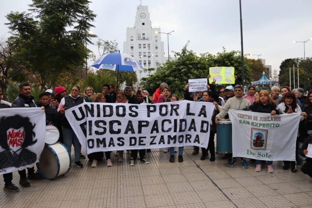 Jubilados de Lomas se movilizan en Plaza Grigera
