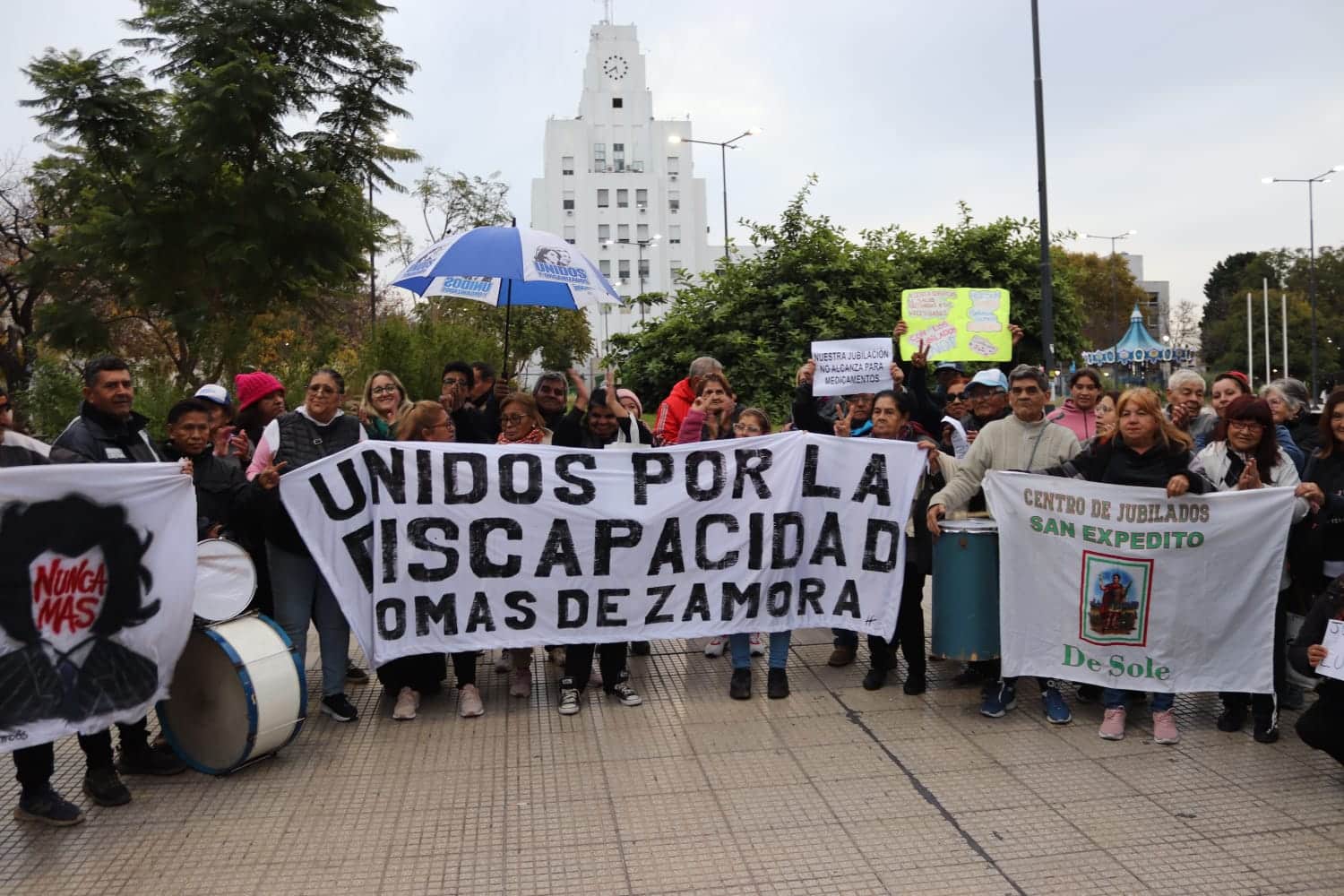 Jubilados de Lomas se movilizan en Plaza Grigera