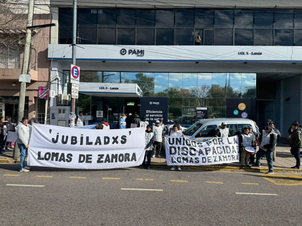 Jubilados protestan en PAMI Lomas por recortes
