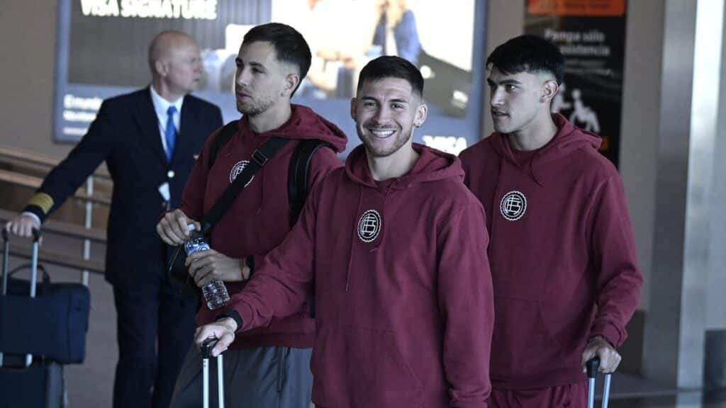 Lanús llegó a Ecuador tras estar varado en Ezeiza