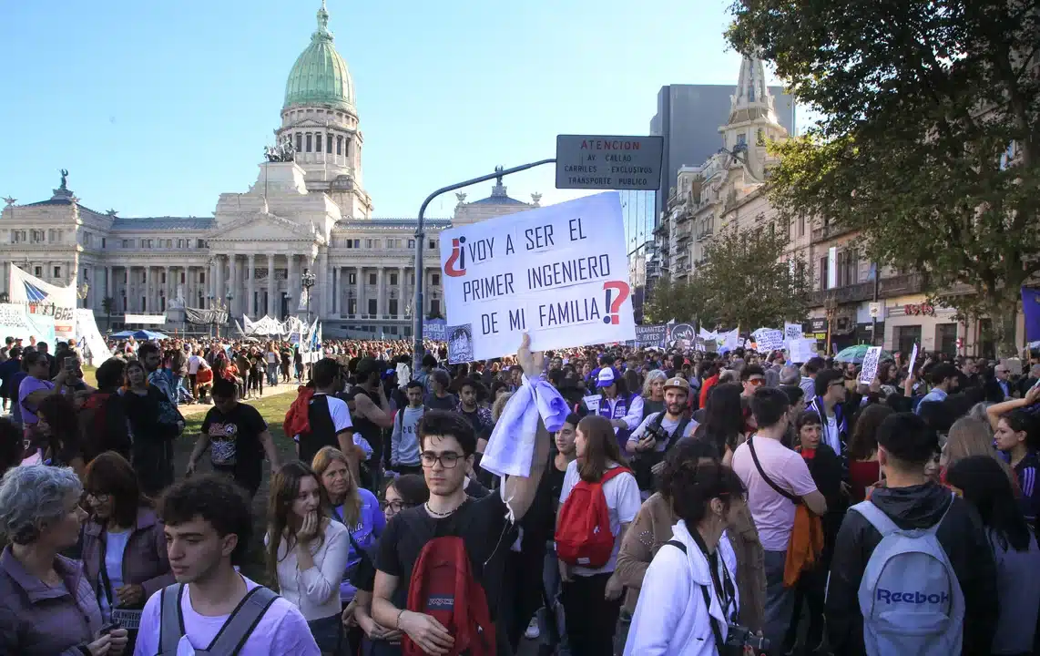 Masiva marcha universitaria por presupuesto
