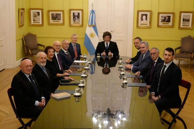 Milei respalda a Adorni tras polémica e investigación