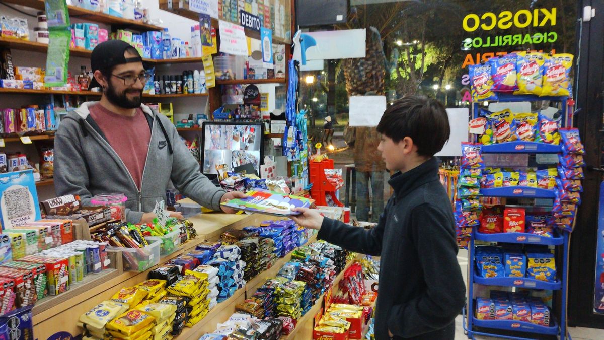 Mundial: Locura por figuritas en San Vicente