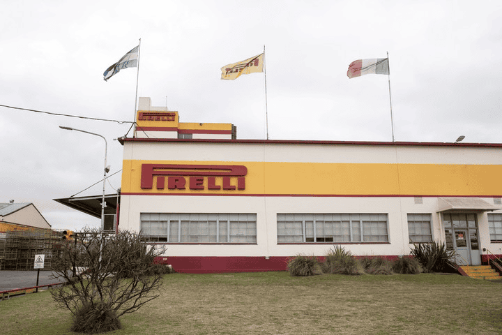 Pirelli frena producción en Merlo: Alerta en neumáticos