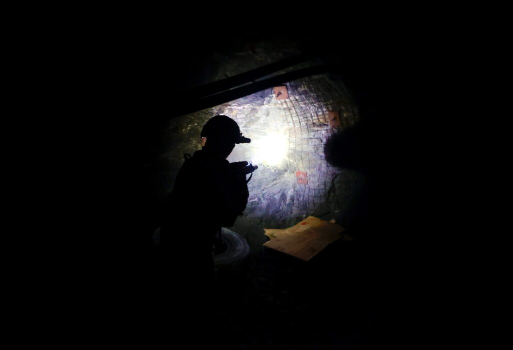 Rescatan a 33 mineros secuestrados en mina de Perú