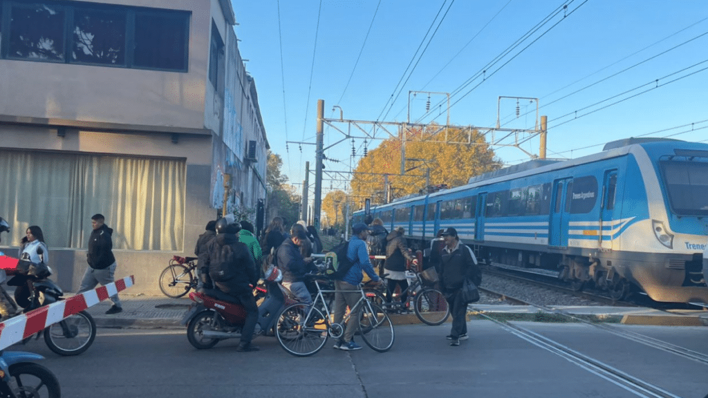 Rescatan joven tras ser arrollada por Tren Roca
