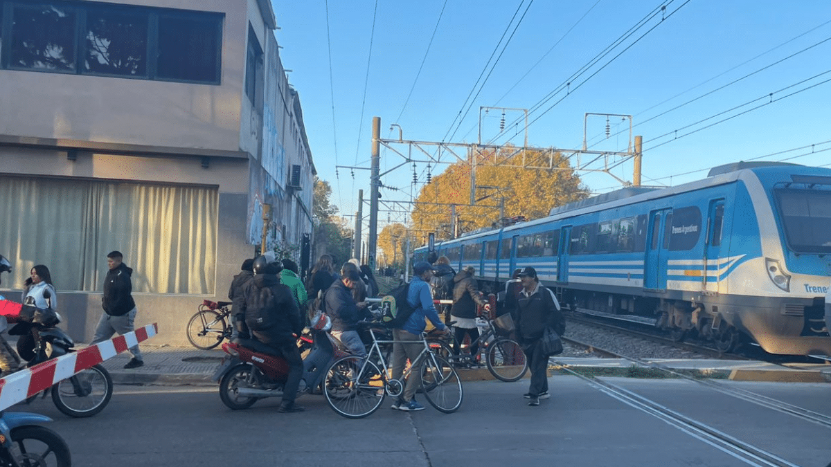 Rescatan joven tras ser arrollada por Tren Roca