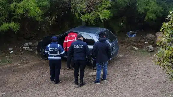 Roban auto, lo queman y abandonan en cañadón