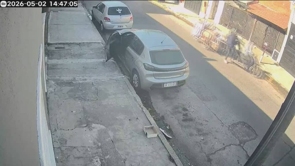 Robo de auto a mujer con bebé y sobrina en Lanús