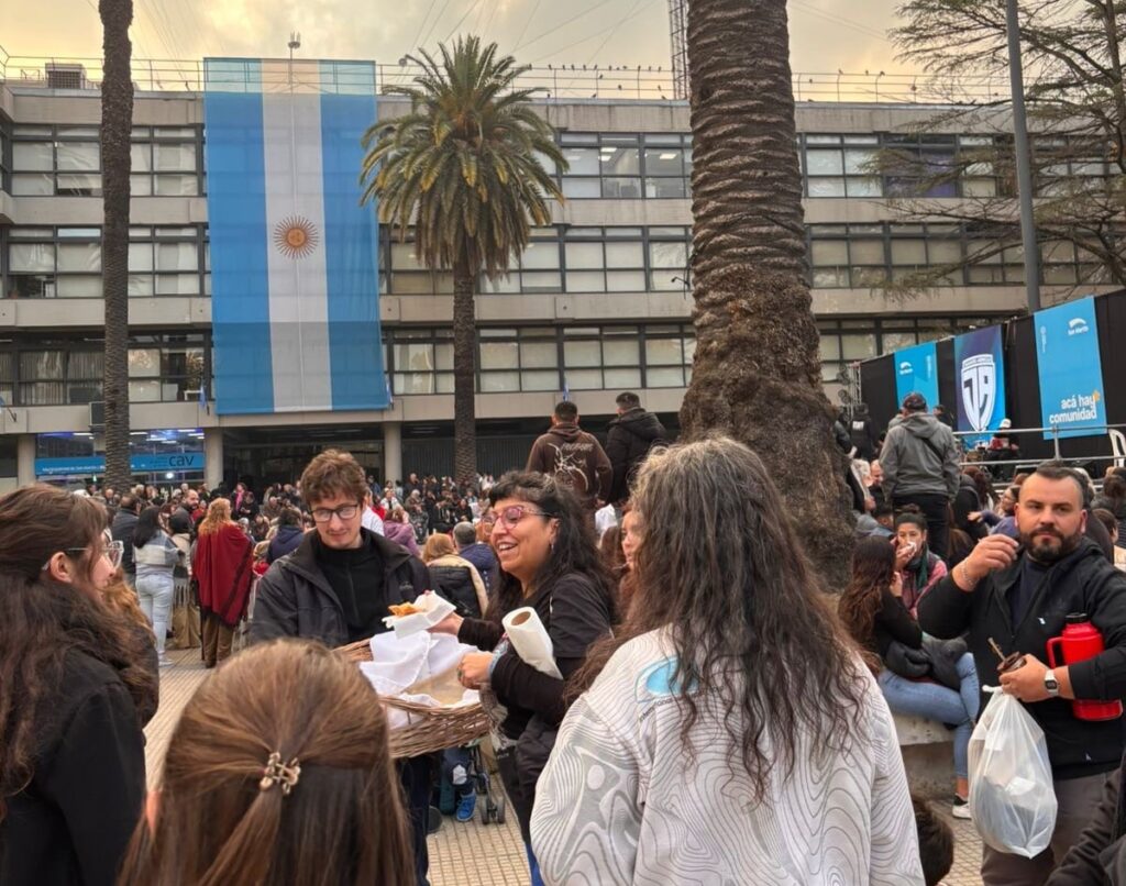 San Martín: Pastelitos y escarapelas por el 25 de Mayo