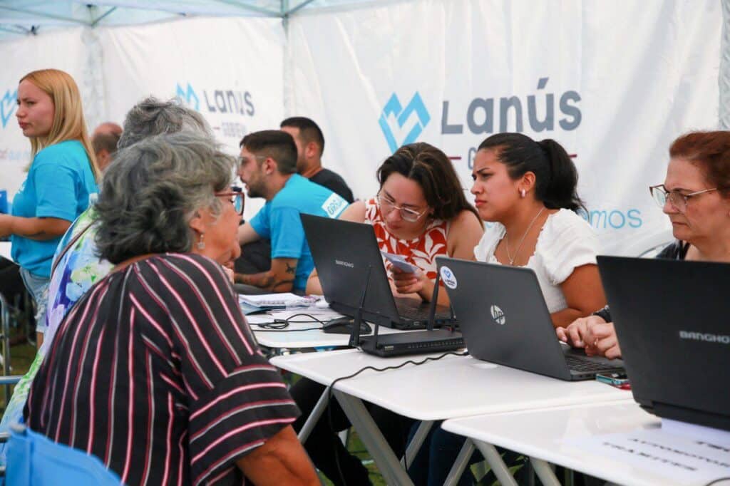 Servicios municipales llegan a Plaza Moreno, Lanús