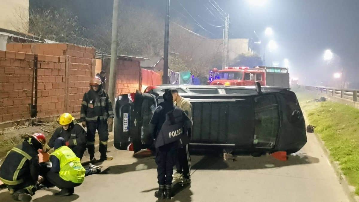 Vuelco en Almirante Brown: conductor perdió el control