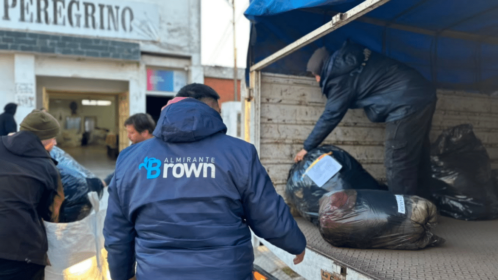 Almirante Brown: la campaña Abrigar 2026 reunió más de 100 bolsas de ropa
