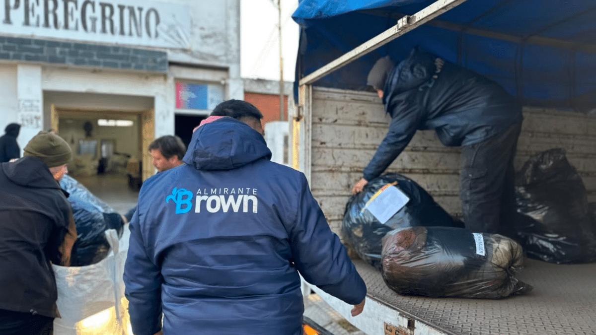 Almirante Brown: la campaña Abrigar 2026 reunió más de 100 bolsas de ropa
