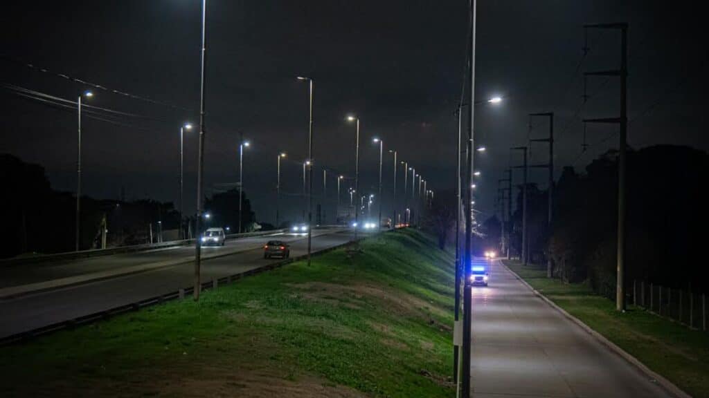 Avanza la instalación de luces LED en las colectoras de la Ruta 4 en Almirante Brown