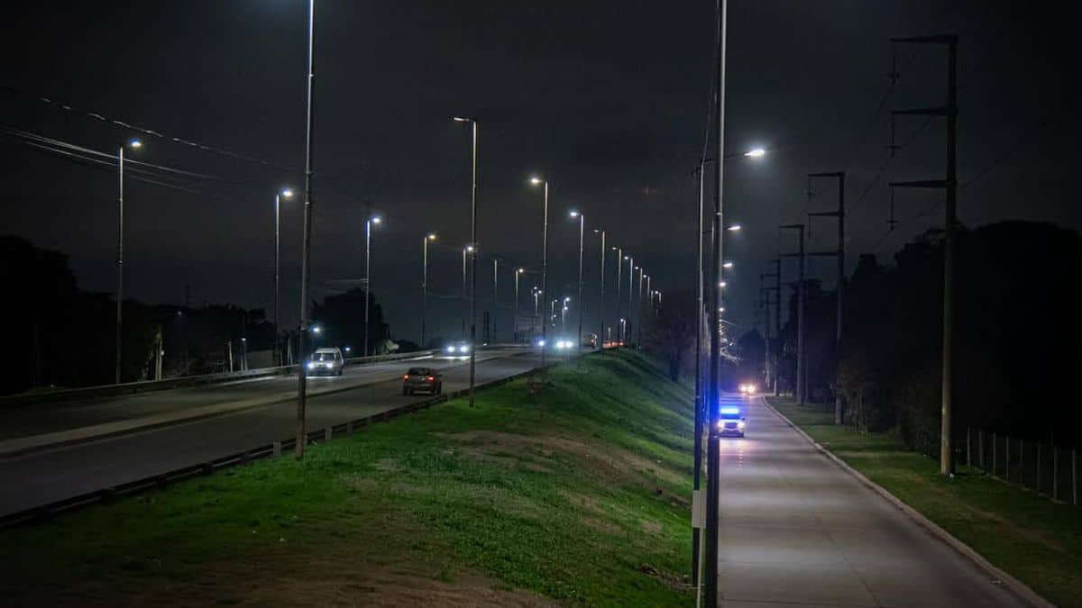 Avanza la instalación de luces LED en las colectoras de la Ruta 4 en Almirante Brown