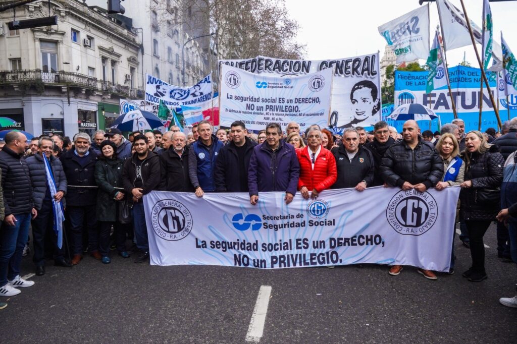 CGT y CTA marcharon al Congreso junto a jubilados contra ajustes