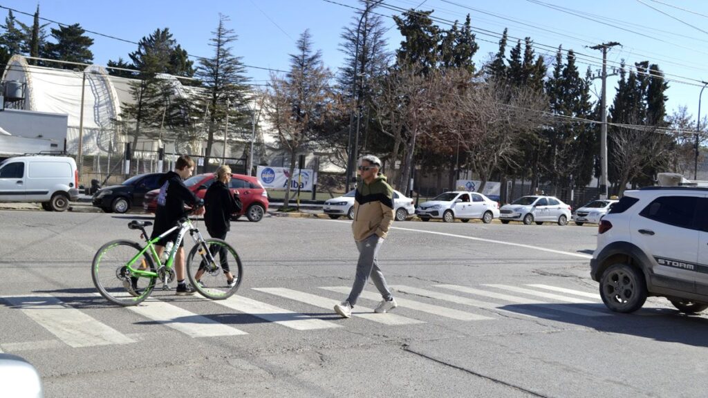 Cipolletti endurece sanciones por invadir la senda peatonal