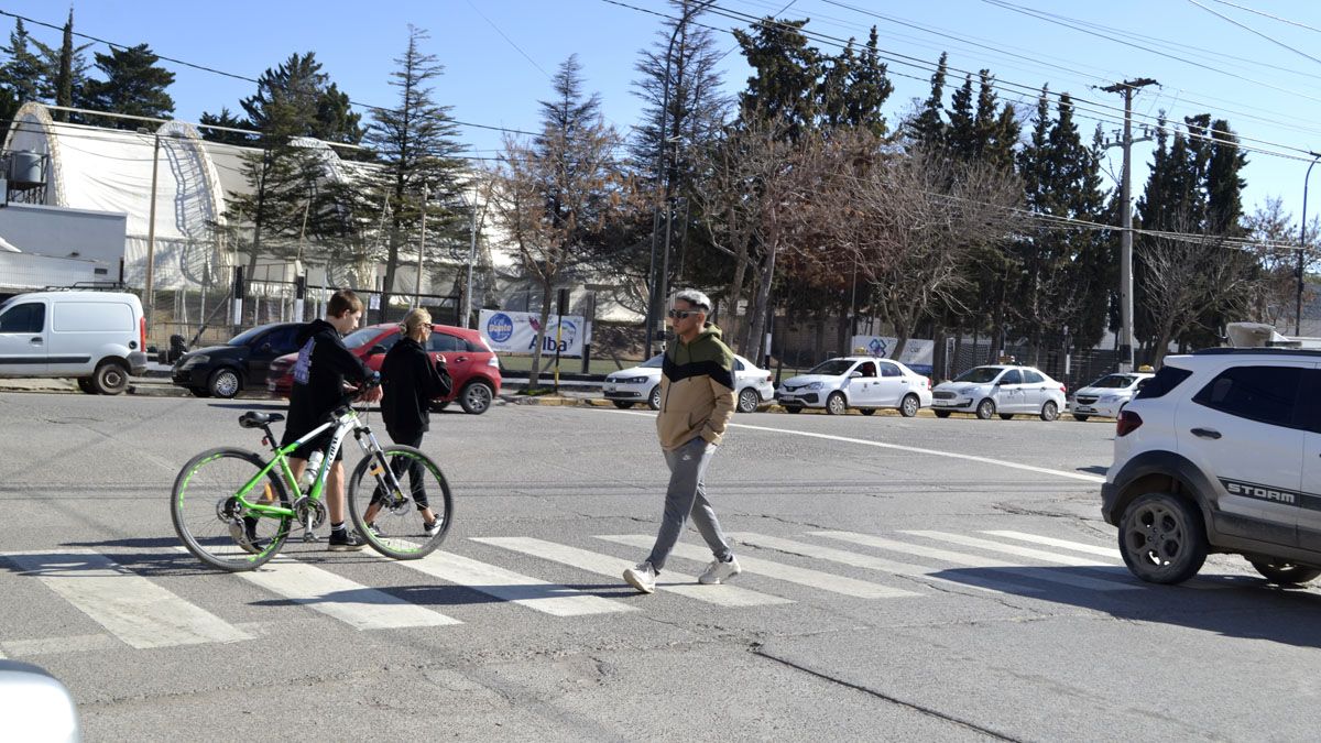 Cipolletti endurece sanciones por invadir la senda peatonal