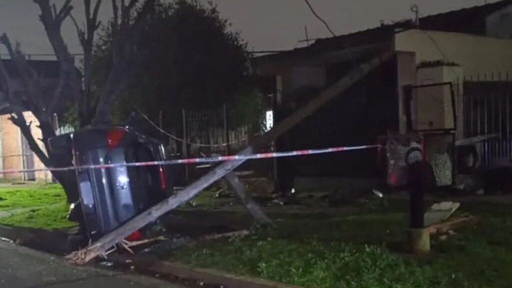 Impactante accidente en Temperley: derribó dos postes y dañó una cabina de gas