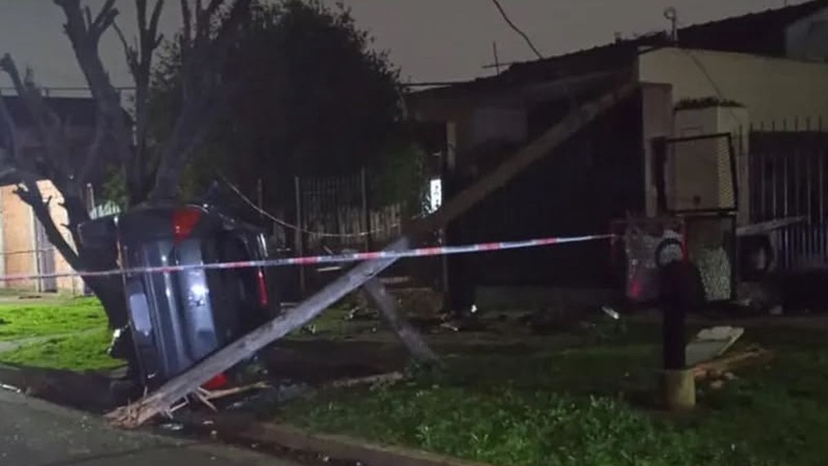 Impactante accidente en Temperley: derribó dos postes y dañó una cabina de gas
