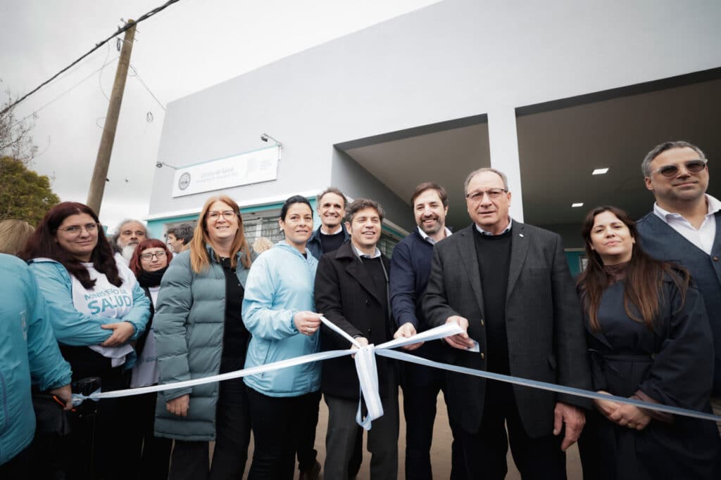 Kicillof inauguró un nuevo CAPS y entregó netbooks en General Alvear