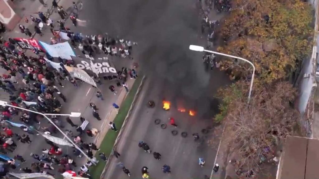 Momento de tensión en Avellaneda por concentración de organizaciones sociales