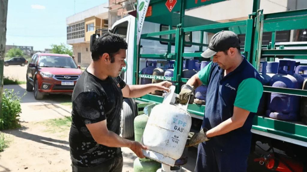 Monte Grande: operativo de recarga de garrafas a precio accesible