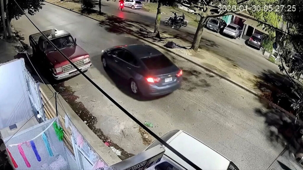 Motochorros persiguen a los tiros a un trabajador en Lanús