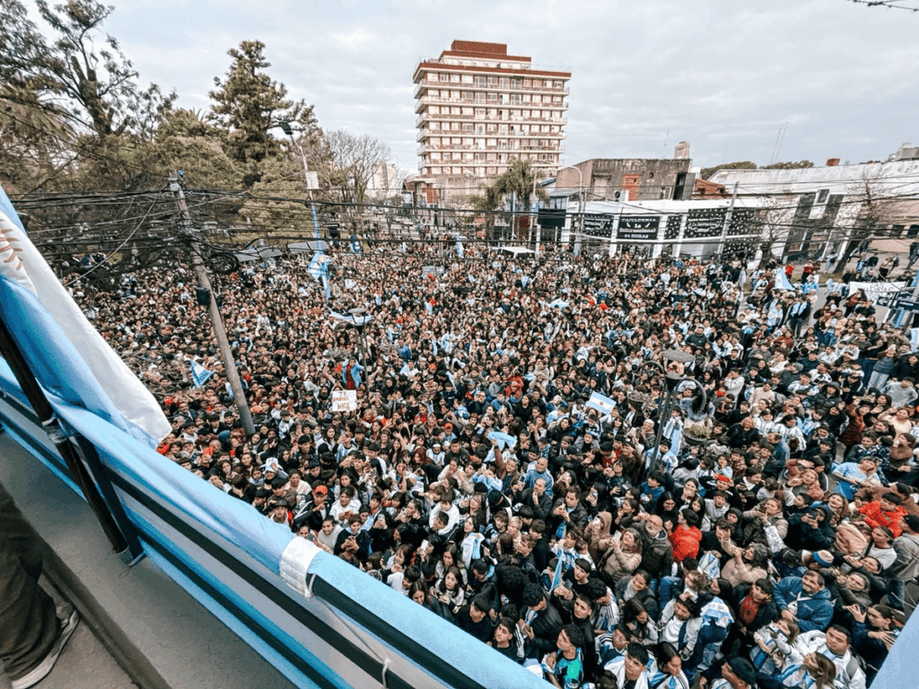 Multitudinaria recepción a Nico González en Escobar tras el Mundial 2026