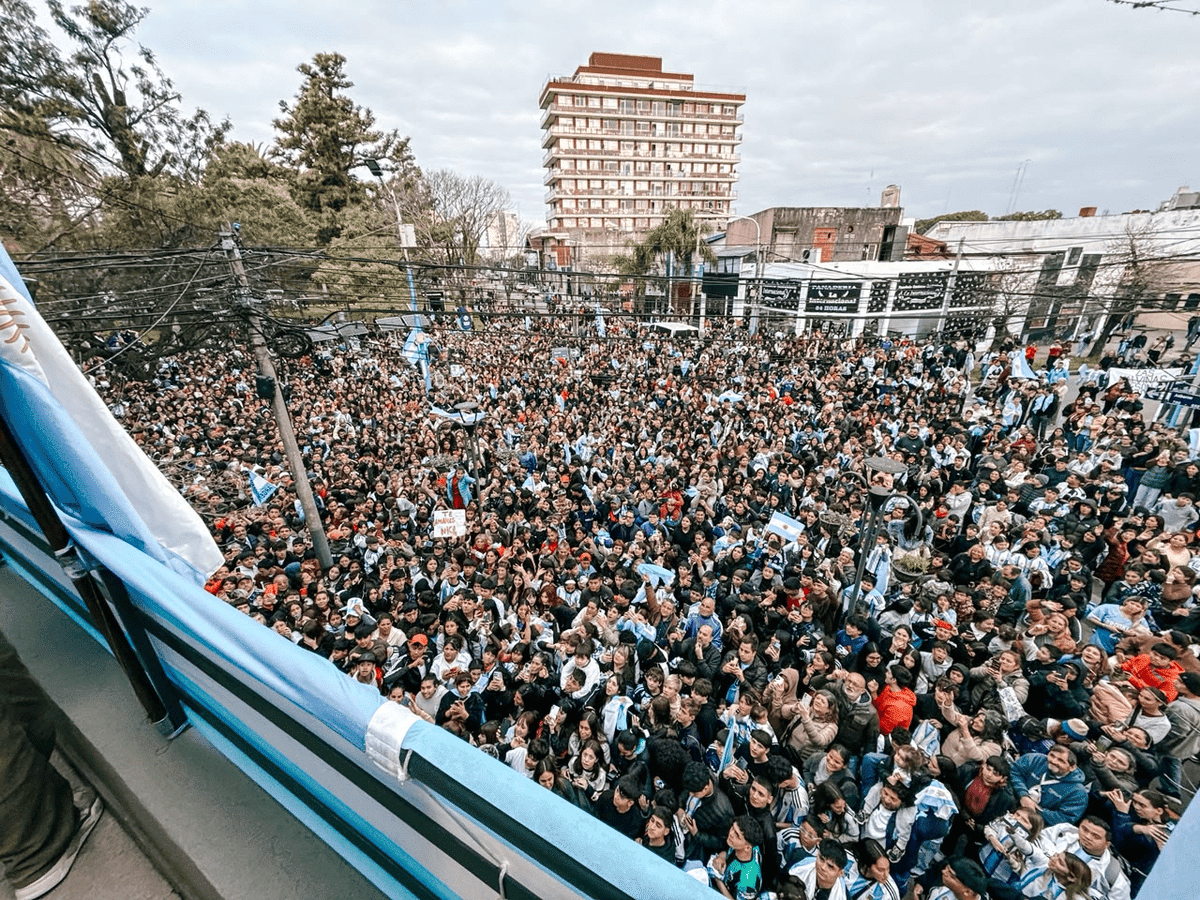 Multitudinaria recepción a Nico González en Escobar tras el Mundial 2026