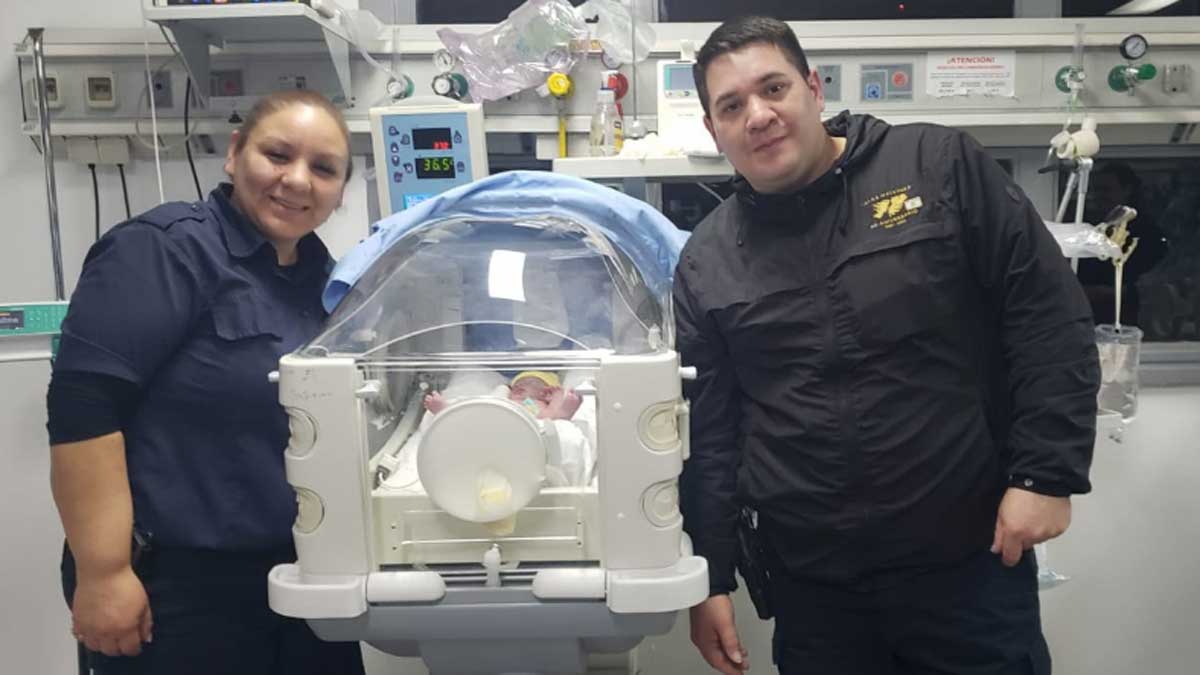 Policías asistieron un parto en plena calle en Lanús