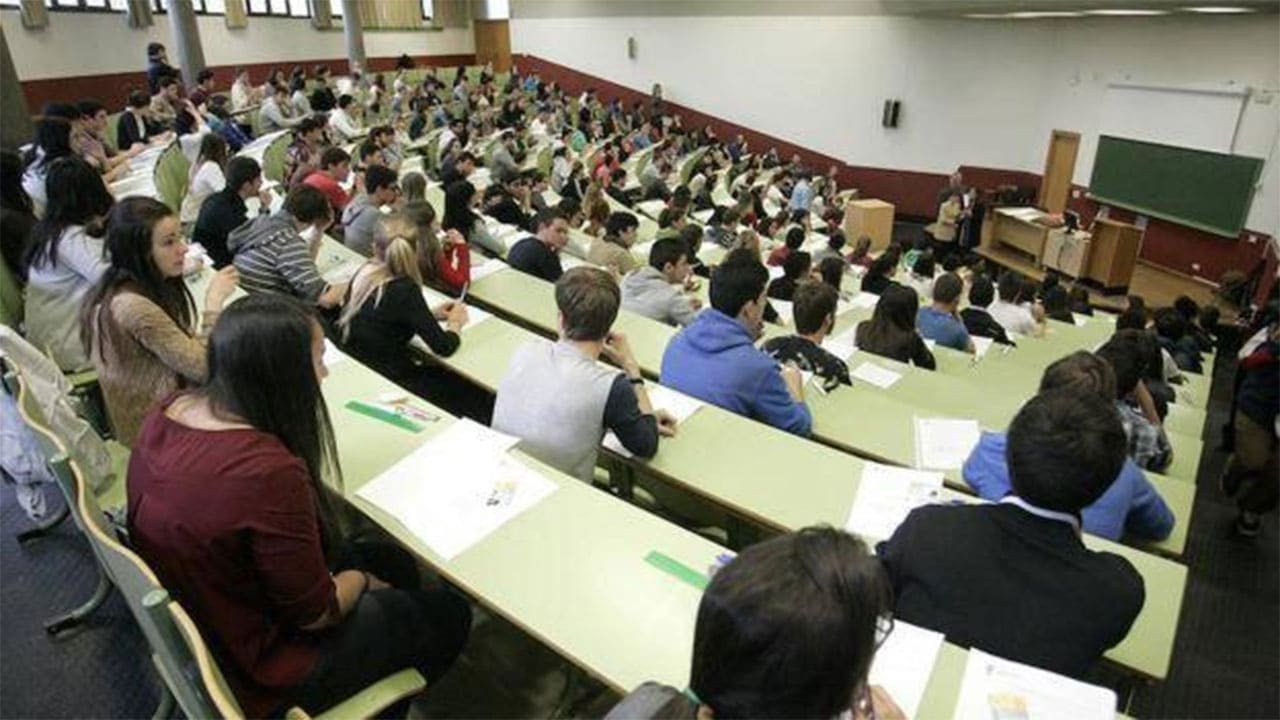 Universidades públicas podrán cobrar a extranjeros sin residencia permanente
