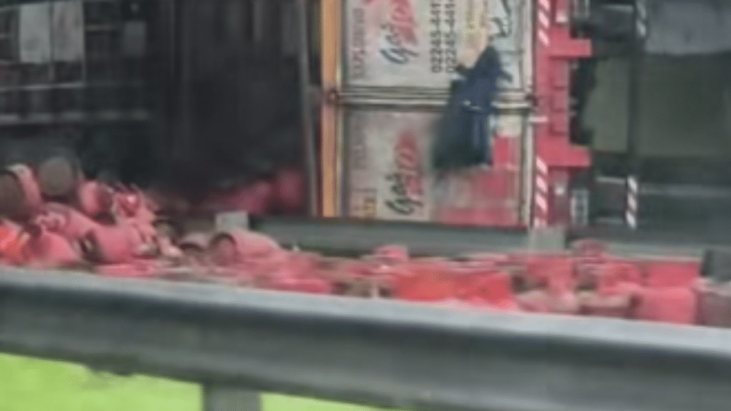 Volcó un acoplado con garrafas en el cruce de las autopistas Ezeiza-Cañuelas y Presidente Perón